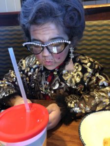 Esta niña de 6 años pidió ser disfrazada como una traviesa abuela de 100 años. Aquí está la razón...