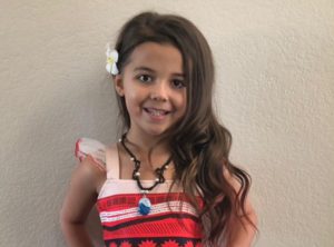 Esta niña de 6 años pidió ser disfrazada como una traviesa abuela de 100 años. Aquí está la razón...