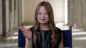 Una chica con síndrome de Down, que fue abandonada por sus padres al nacer, se convierte en actriz en una famosa película.