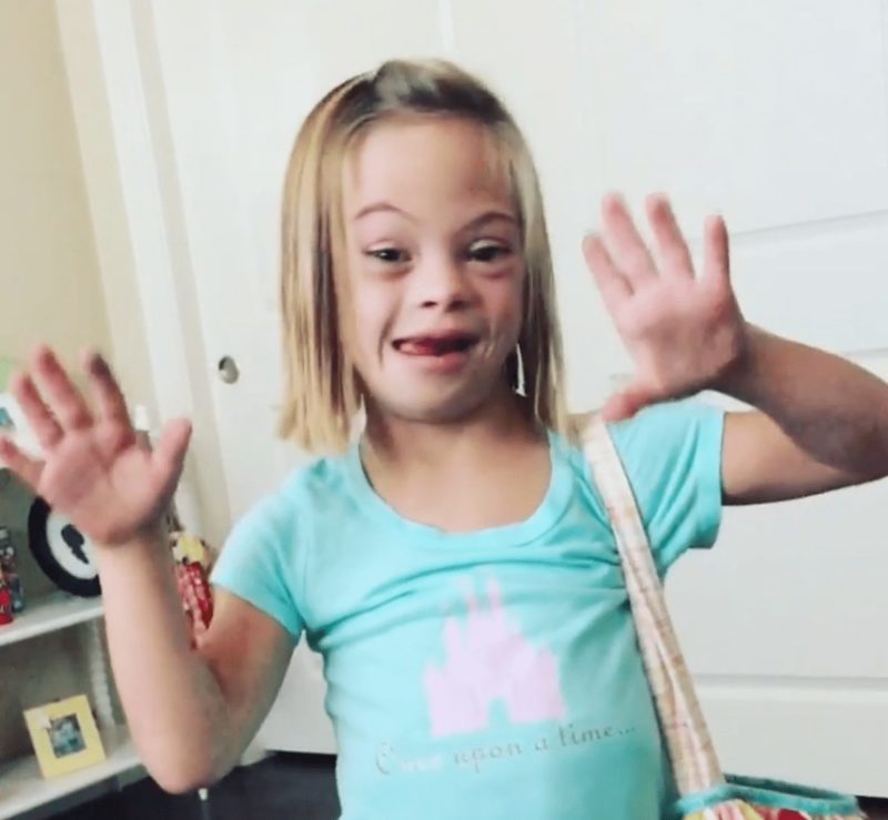 Una chica con síndrome de Down, que fue abandonada por sus padres al nacer, se convierte en actriz en una famosa película.