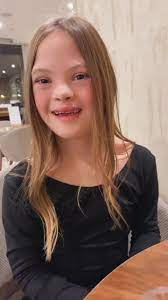 Una chica con síndrome de Down, que fue abandonada por sus padres al nacer, se convierte en actriz en una famosa película.