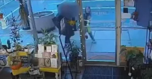 Cómo un niño de 10 años ingenioso evitó ser llevado por un desconocido - "Actúa como si fueras mi madre"...