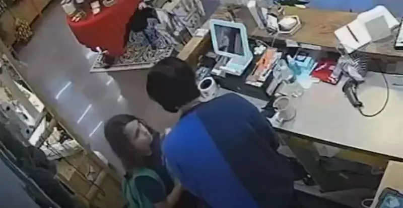 Cómo un niño de 10 años ingenioso evitó ser llevado por un desconocido - "Actúa como si fueras mi madre"...
