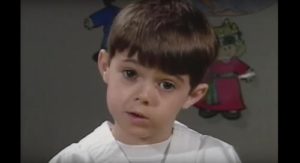 Este joven explica su versión de por qué Dios creó a las abuelas. El video tocará sus corazones...