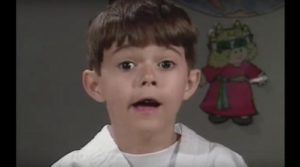 Este joven explica su versión de por qué Dios creó a las abuelas. El video tocará sus corazones...