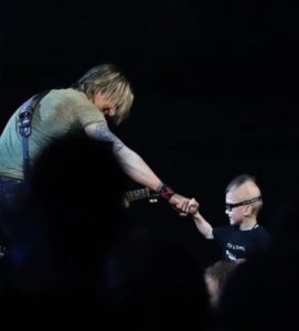 Todos comenzaron a llorar después de la conmovedora interacción de Keith Urban con un niño con necesidades especiales durante su concierto...