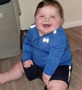 Un niño de 11 meses tiene el mismo tamaño que su hermana de 5 años. Así es cómo su mamá lidia con los comentarios de la gente y lo lleva...