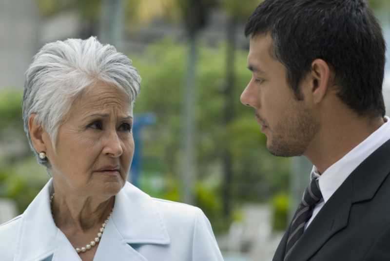 Un viudo continuó cuidando a su suegra después de enterarse de una herencia inesperada...