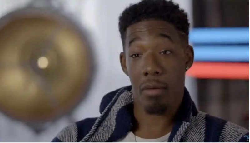 El joven decide adoptar a su sobrino recién nacido en 10 minutos, e incluso compite con él en American Idol...