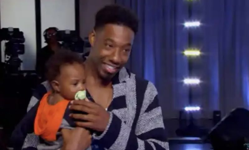 El joven decide adoptar a su sobrino recién nacido en 10 minutos, e incluso compite con él en American Idol...