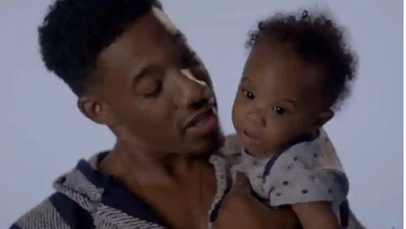 El joven decide adoptar a su sobrino recién nacido en 10 minutos, e incluso compite con él en American Idol...
