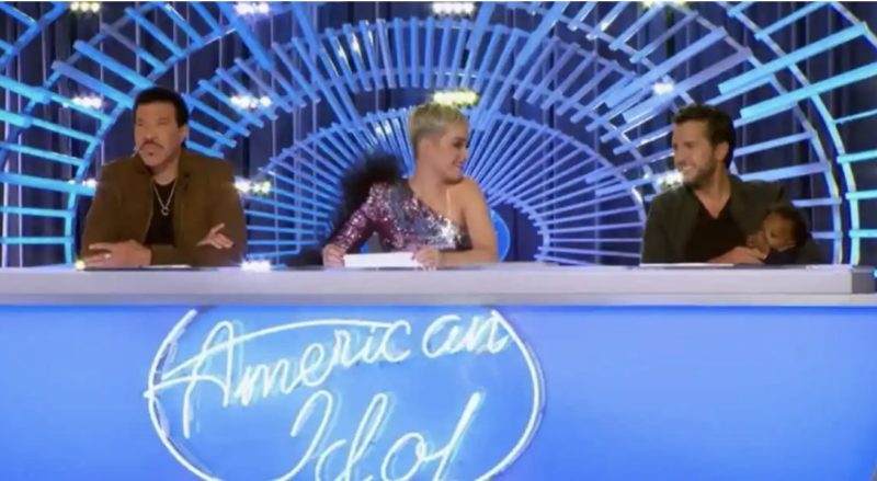 El joven decide adoptar a su sobrino recién nacido en 10 minutos, e incluso compite con él en American Idol...