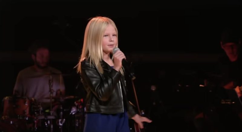 La joven interpreta "Shake it Off" y literalmente hace que los jueces también se sumen.
