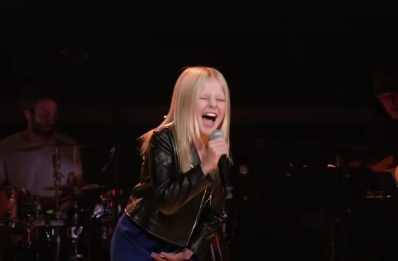 La joven interpreta "Shake it Off" y literalmente hace que los jueces también se sumen.