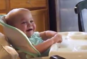 El video de un niño cantando el himno nacional con su papá cautivó a todos...