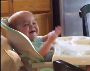 El video de un niño cantando el himno nacional con su papá cautivó a todos...