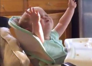 El video de un niño cantando el himno nacional con su papá cautivó a todos...