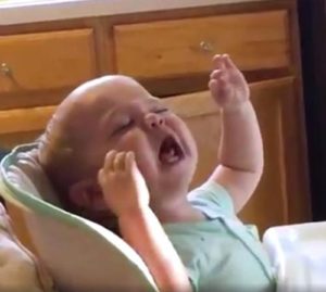El video de un niño cantando el himno nacional con su papá cautivó a todos...
