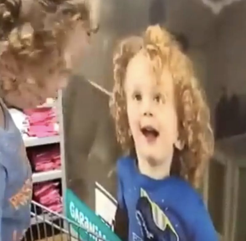 Un niño pequeño nota a un niño en un póster que se le parece, pero también hay otras similitudes extrañas...