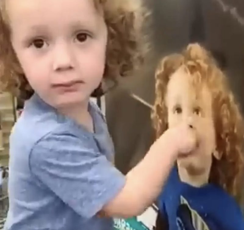 Un niño pequeño nota a un niño en un póster que se le parece, pero también hay otras similitudes extrañas...
