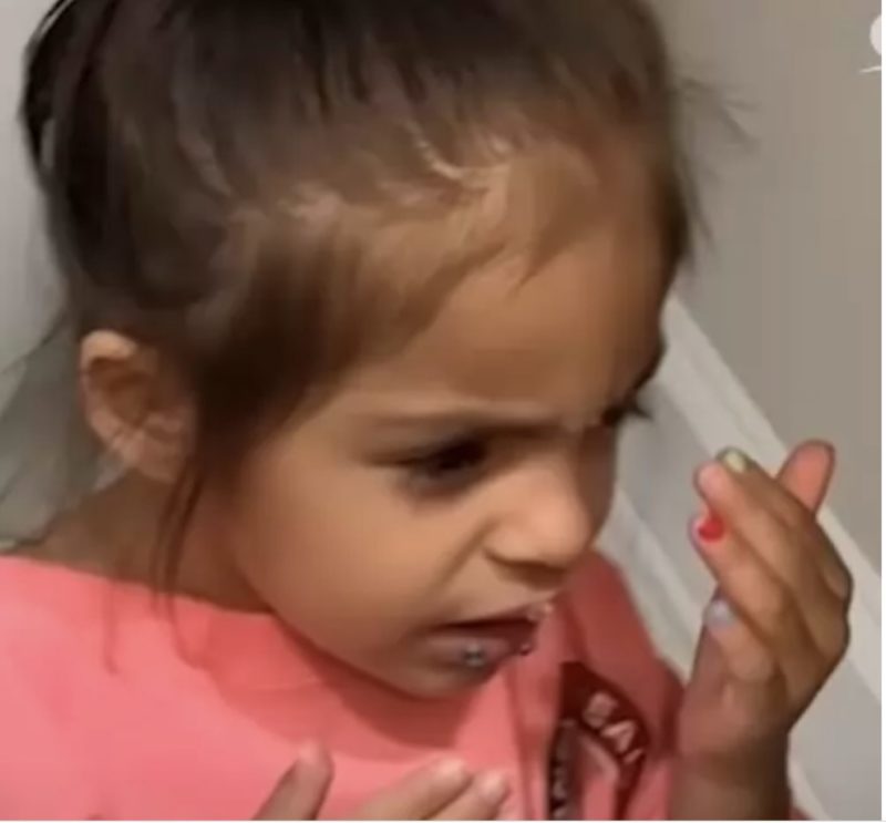 La madre provoca opiniones controvertidas sobre el proceso de belleza que realizó a su hija de 3 años en el video viral a continuación...