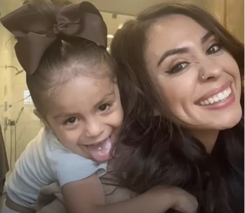 La madre provoca opiniones controvertidas sobre el proceso de belleza que realizó a su hija de 3 años en el video viral a continuación...