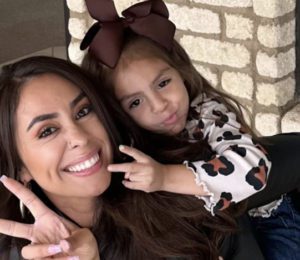 La madre provoca opiniones controvertidas sobre el proceso de belleza que realizó a su hija de 3 años en el video viral a continuación...