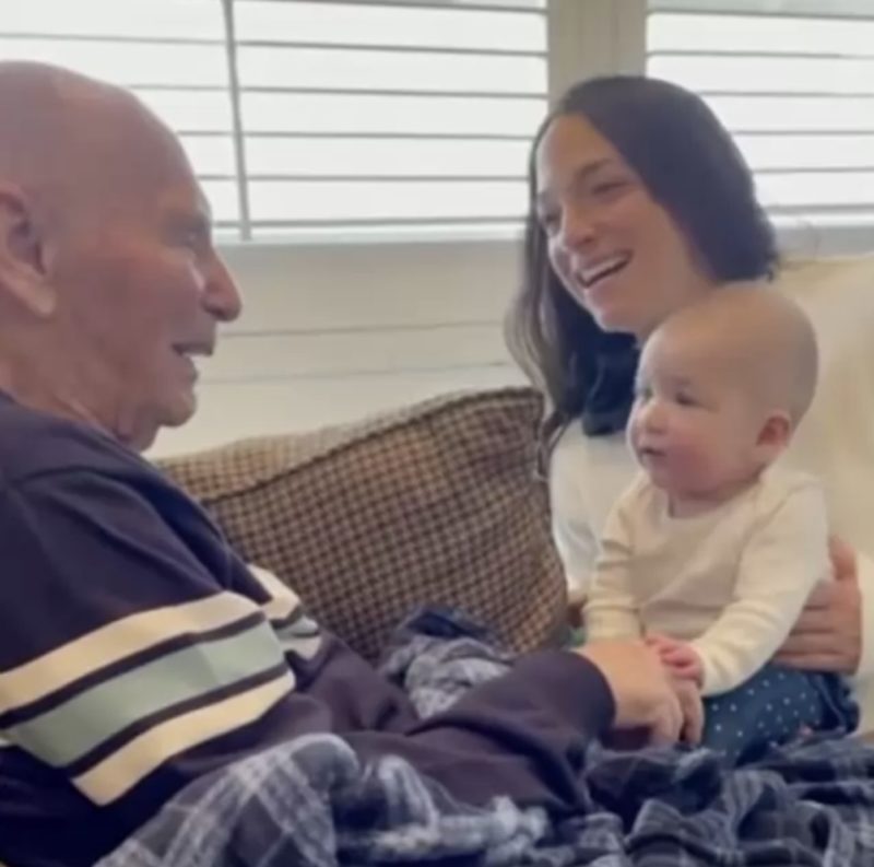 Después de permanecer en silencio durante meses, el bisabuelo afectado por el Alzheimer comienza a hablar con el pequeño bebé...
