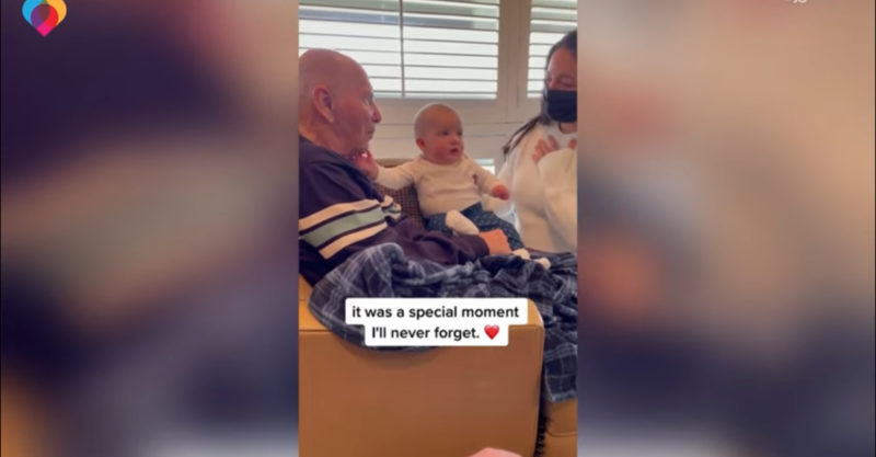 Después de permanecer en silencio durante meses, el bisabuelo afectado por el Alzheimer comienza a hablar con el pequeño bebé...