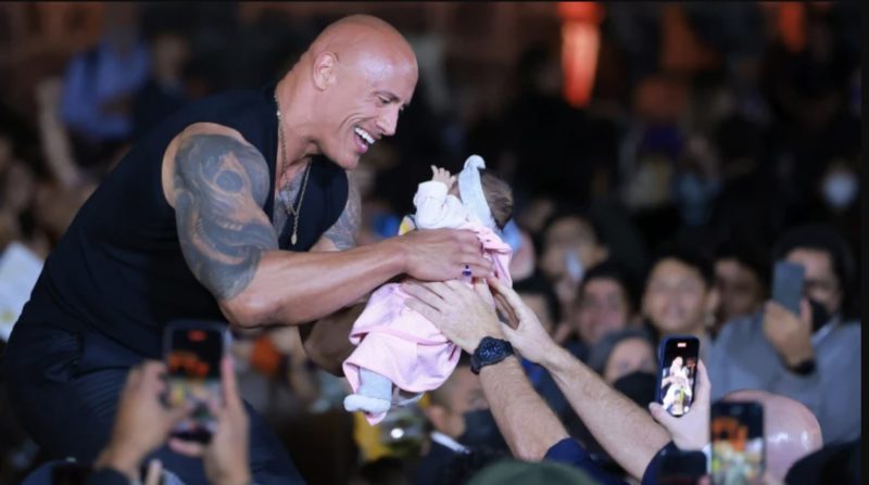 Las opiniones sobre el padre que confió en la multitud para "pasar" a su recién nacido a Dwayne son controvertidas.
