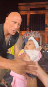 Las opiniones sobre el padre que confió en la multitud para "pasar" a su recién nacido a Dwayne son controvertidas.