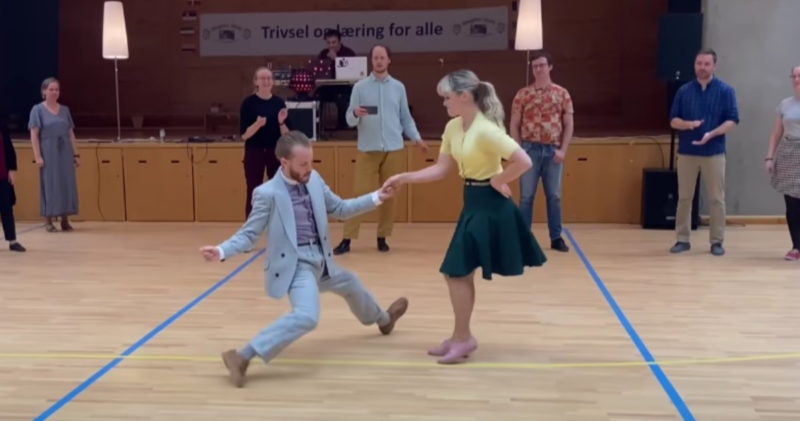 Esta pareja cautiva a la audiencia con un baile enérgico al clásico de los años 50...