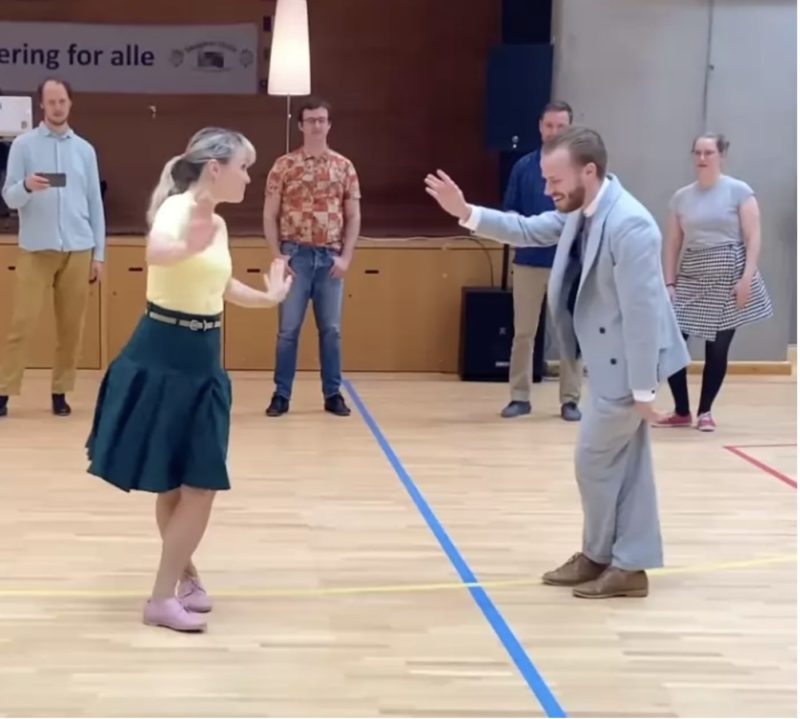 Esta pareja cautiva a la audiencia con un baile enérgico al clásico de los años 50...
