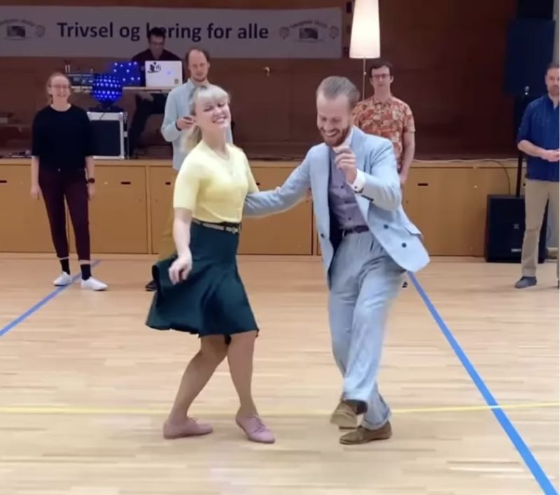 Esta pareja cautiva a la audiencia con un baile enérgico al clásico de los años 50...