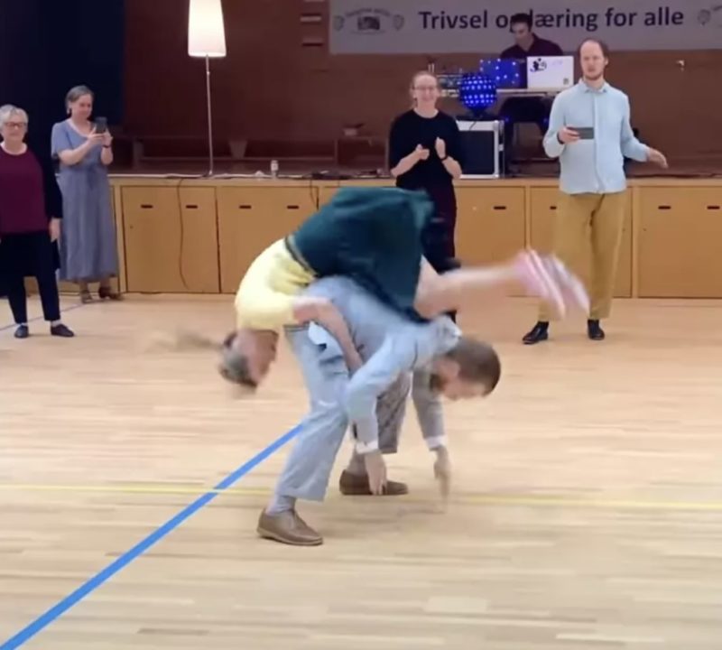 Esta pareja cautiva a la audiencia con un baile enérgico al clásico de los años 50...