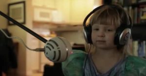 Los pequeños gemelos interpretan la canción "Let It Go" de Frozen, y es lo más adorable y divertido que verás hoy.