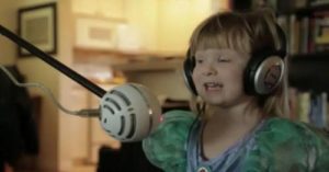 Los pequeños gemelos interpretan la canción "Let It Go" de Frozen, y es lo más adorable y divertido que verás hoy.
