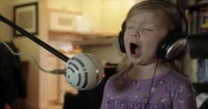 Los pequeños gemelos interpretan la canción "Let It Go" de Frozen, y es lo más adorable y divertido que verás hoy.