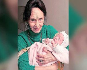 Adriana dio a luz a su hija a la edad de 66 años y fue criticada... Sus nuevas luchas comenzaron cuando compartió fotos de su hija ya crecida.