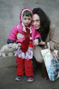 Adriana dio a luz a su hija a la edad de 66 años y fue criticada... Sus nuevas luchas comenzaron cuando compartió fotos de su hija ya crecida.