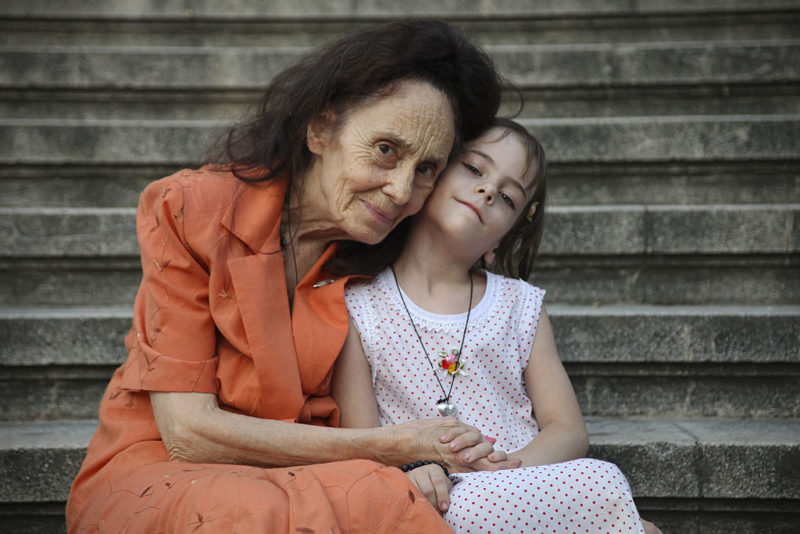 Adriana dio a luz a su hija a la edad de 66 años y fue criticada... Sus nuevas luchas comenzaron cuando compartió fotos de su hija ya crecida.