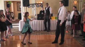 El comediante Mike Hanley estaba reacio a bailar con su hija, pero mira lo que sucedió cuando empezó la música...