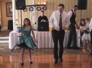 El comediante Mike Hanley estaba reacio a bailar con su hija, pero mira lo que sucedió cuando empezó la música...