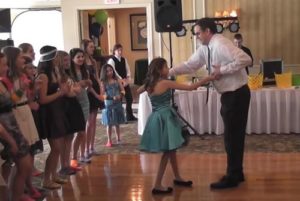 El comediante Mike Hanley estaba reacio a bailar con su hija, pero mira lo que sucedió cuando empezó la música...