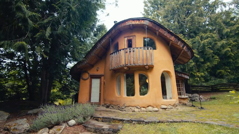 Te prometemos que querrás quedarte allí al menos por un día después de ver esta oficialmente primera casa de barro...