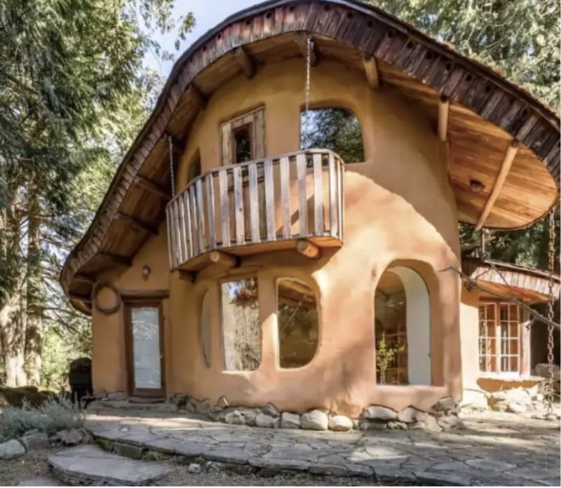 Te prometemos que querrás quedarte allí al menos por un día después de ver esta oficialmente primera casa de barro...
