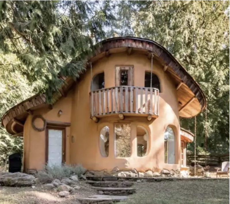 Te prometemos que querrás quedarte allí al menos por un día después de ver esta oficialmente primera casa de barro...