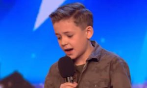 El joven se emociona por la respuesta de los jueces a su interpretación de Michael Jackson...