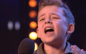 El joven se emociona por la respuesta de los jueces a su interpretación de Michael Jackson...