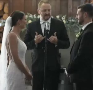 La pequeña dama de honor sorda se sintió conmovida cuando recibió ayuda en lenguaje de señas por parte de una pariente de la novia...
